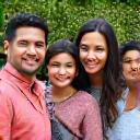 Foto de perfiles de la Familia Núñez, sonriendo en un grupo.