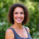 Foto de perfil de Isabel M., con un fondo de jardín.